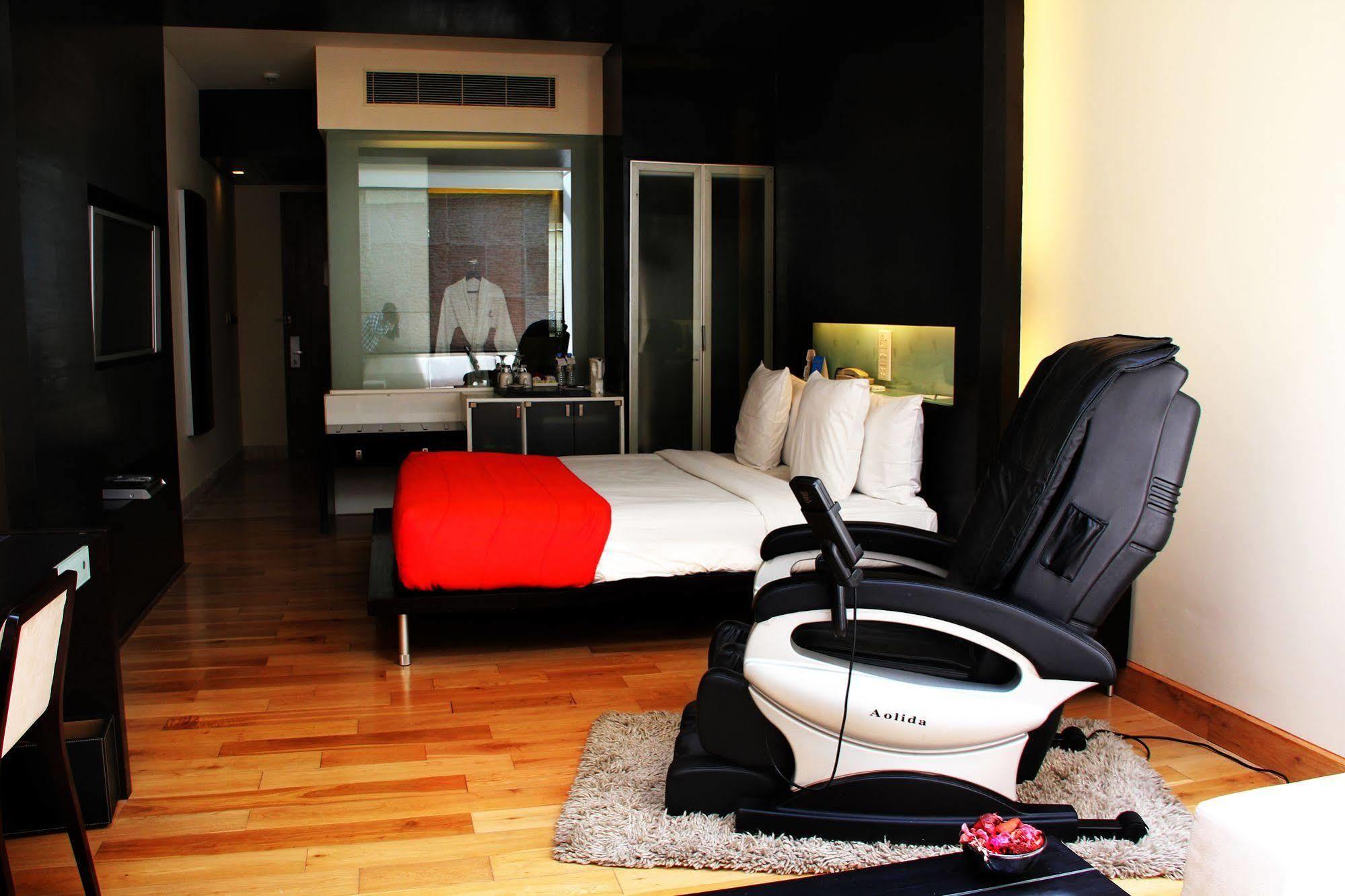 Galaxy Hotel & Spa Gurgaon Buitenkant foto