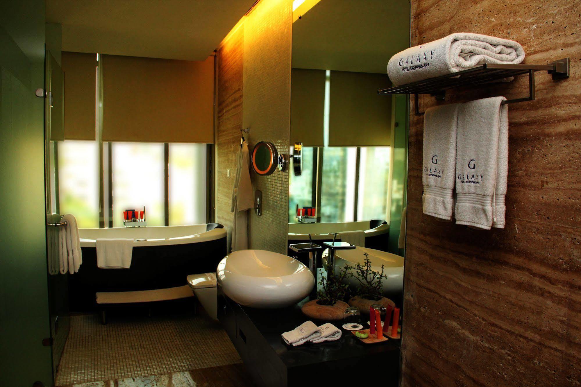 Galaxy Hotel & Spa Gurgaon Buitenkant foto