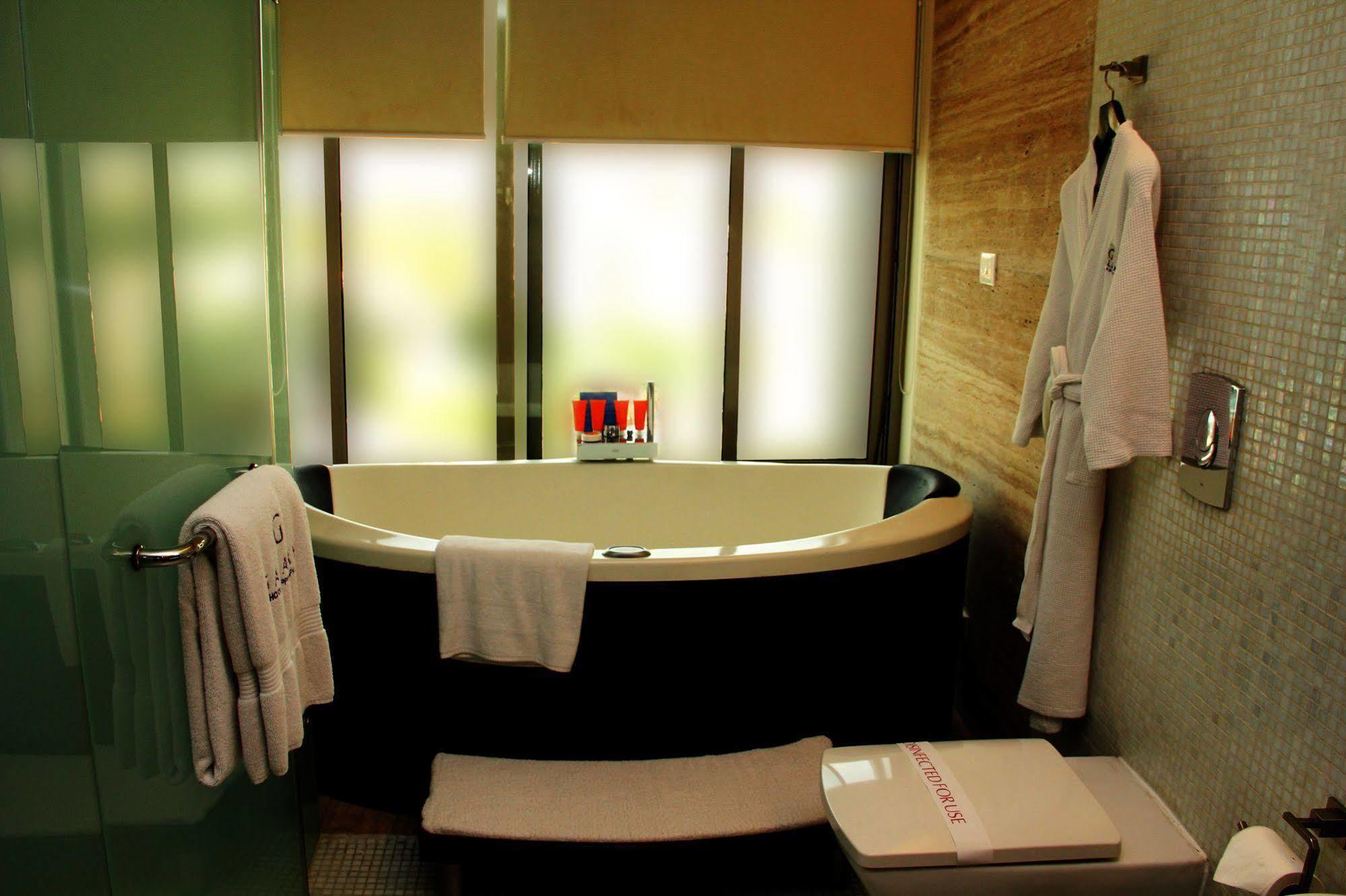 Galaxy Hotel & Spa Gurgaon Buitenkant foto