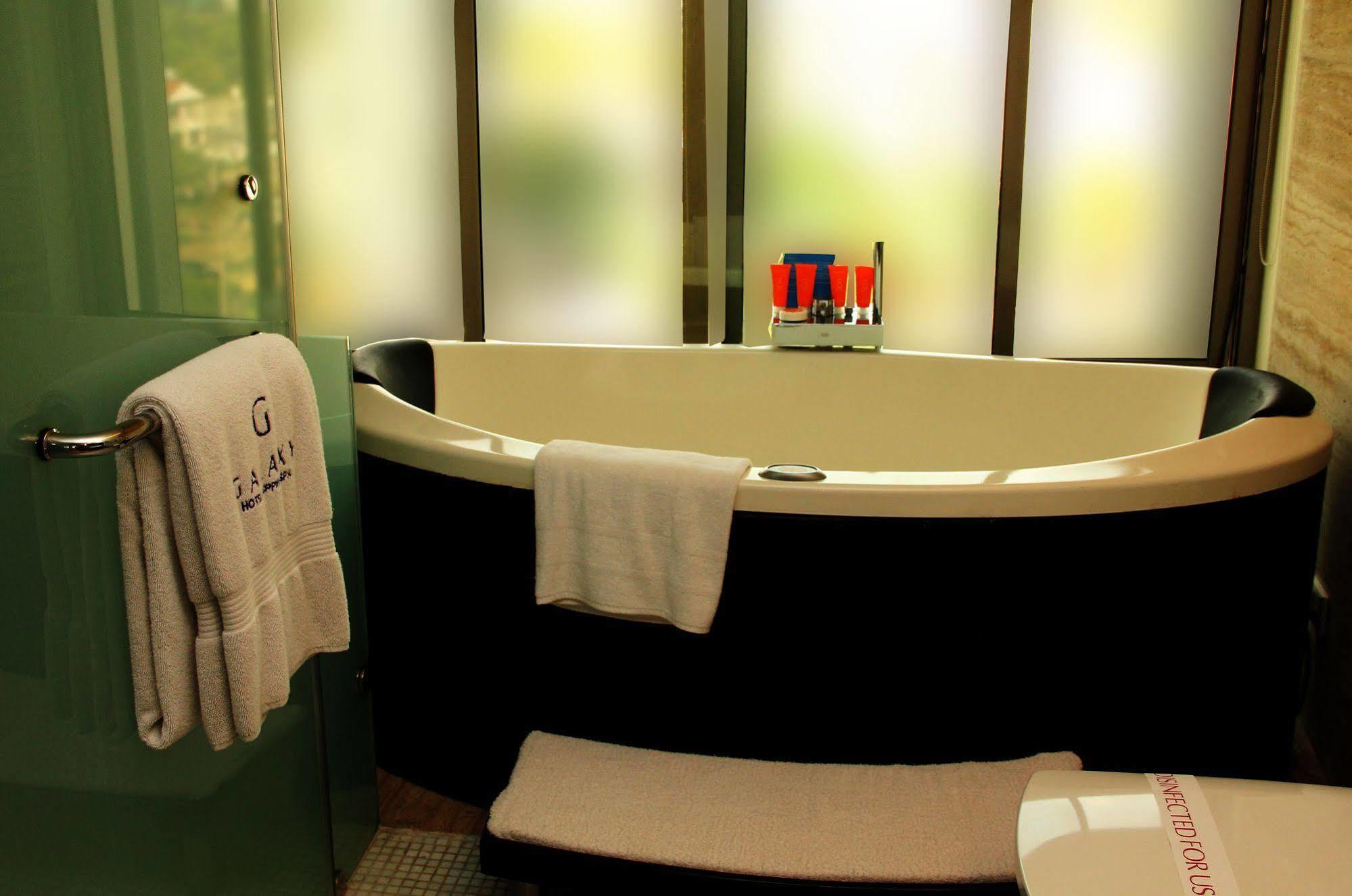 Galaxy Hotel & Spa Gurgaon Buitenkant foto