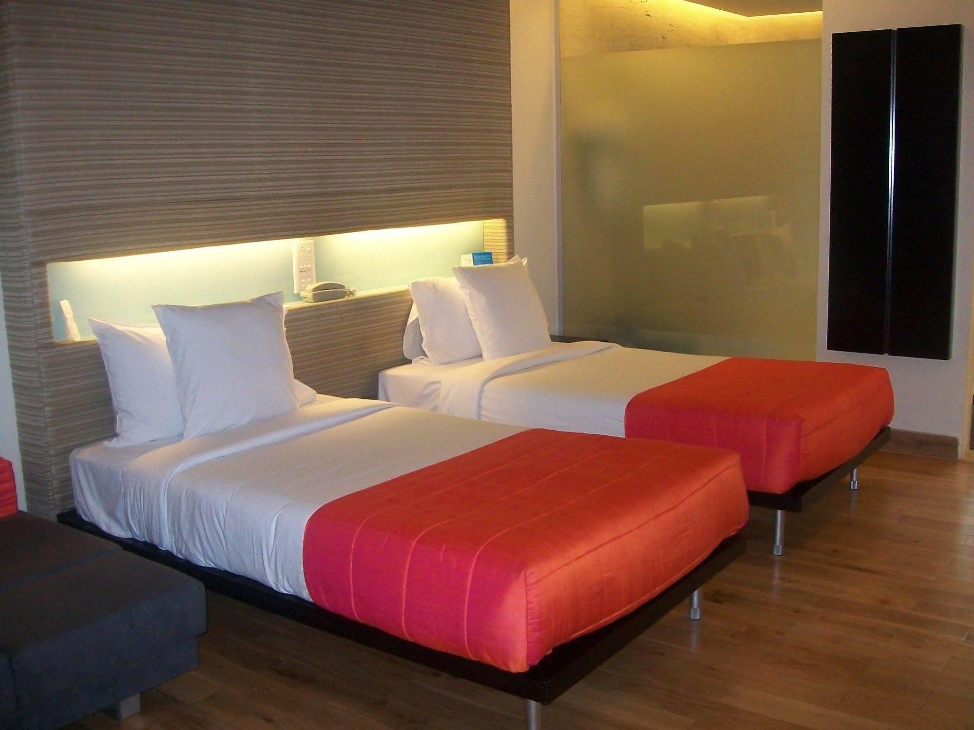 Galaxy Hotel & Spa Gurgaon Buitenkant foto